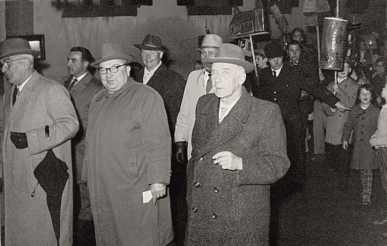Laternenzug 1956, Der Vorstand des Stadtteilvereines ist dabei.
v.l. Herr Frei, Barth, Dr. Neureither, Kindt, Rektor Weinmann
Album G,Kindt, Archiv Bild1169.jpg