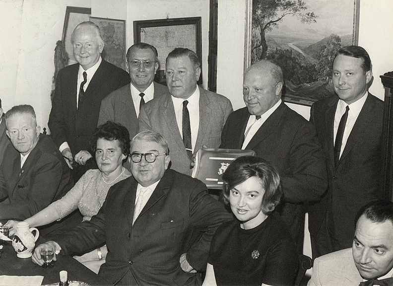 Nach der Amtsübergabe des 1. Vositzes an Willy Kücherer wird Dr. Gustav Neureither zum Ehrenvorsitzenden ernannt. 20 Mai 1968 Bild1174.jpg