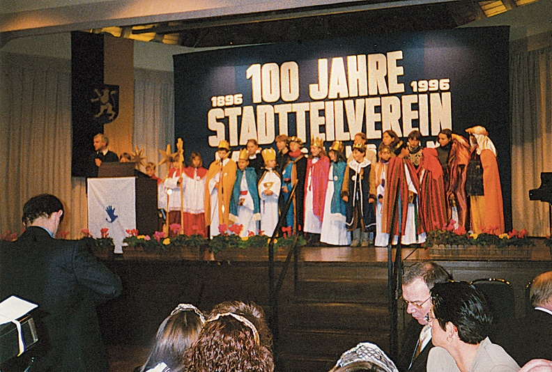 Auftritt der Sternsinger im Rottmannsaal im Januar 1996 zum 100 Jubiläum des Stadtteilvereins,
Archiv, Holl Bild1277.jpg