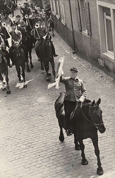 Reiterfanfarenzug unter Leitung von Oskar Barth, 1955 anlässlich 25jährigen Jubiläums des Reitervereins Handschuhsheim. Archiv, Holl Bild1327.jpg