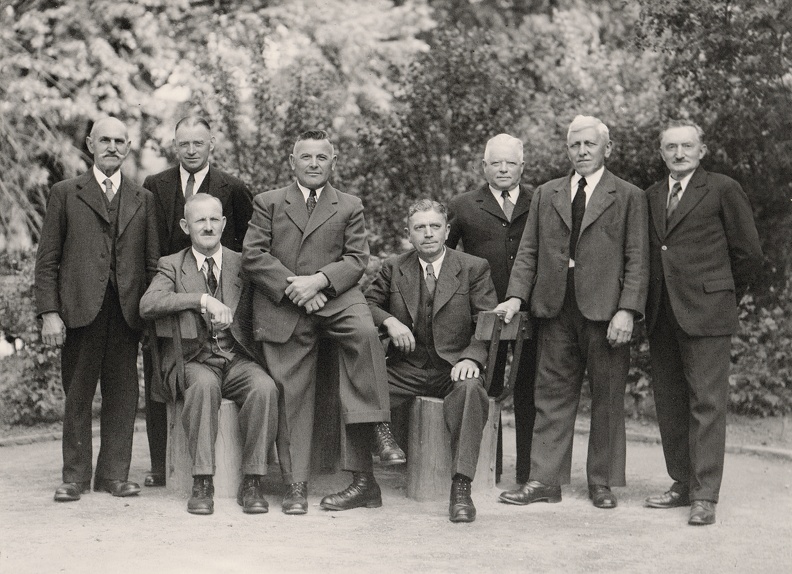 30 Jahre Obst-u.Weinbauverein Handschuhsheim 1922 - 1952. Die Mitgründer v.l.n.r. Mutschler Herm.,Bechtel Gg., Bechtel Hch., Genthner Fritz, Wagner Joh., sitzend v.l.n.r: Schmitt Hch., Bürgy Hch., Hübsch Karl.
Privatbesitz Bild1330.jpg