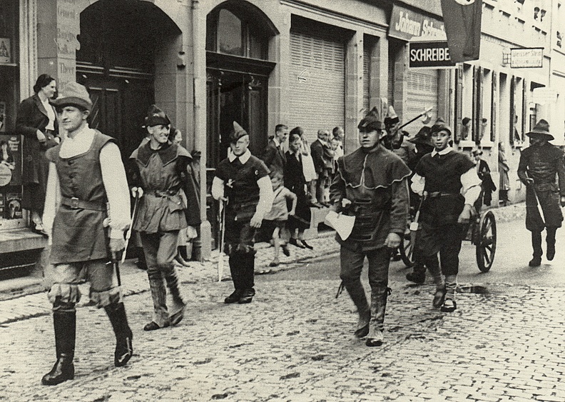 Heimattag 1937 in Handschuhsheim. Die Gruppe der Freischärler in der Handschuhsheimer Landstr., v.l. Fritz Batt, Ernst Bechtel, Willi Kücherer, Fritz Wink, Genthner. Archiv Bild1417.jpg