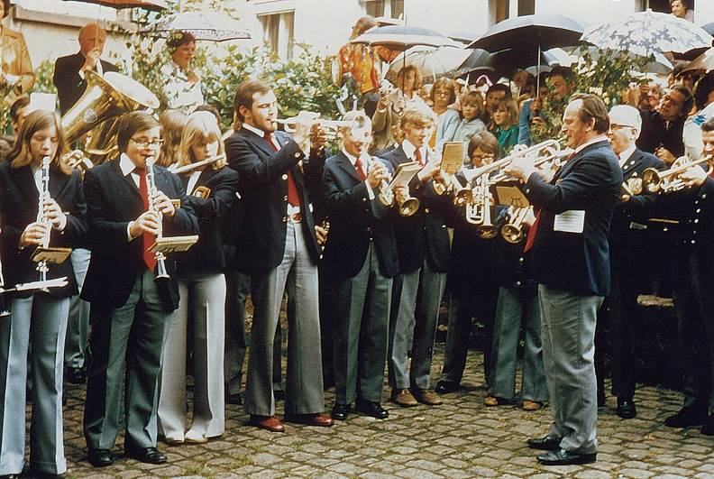 Der Orchesterverein Handschuhsheim unter Leitung von Wilhelm Häfner etwa 1981 am Lindenplatz. Archiv Bild1421.jpg
