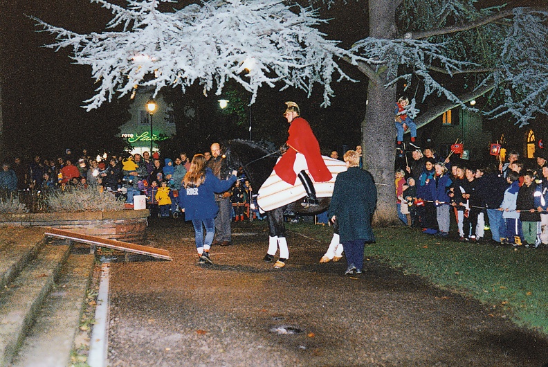 Der traditionelle Martinszug in Handschuhsheim am St. Martinstag im November 2003, Abschluß im Grahampark, St. Martin zerteilt seinen Mantel. Archiv Bild1426.jpg