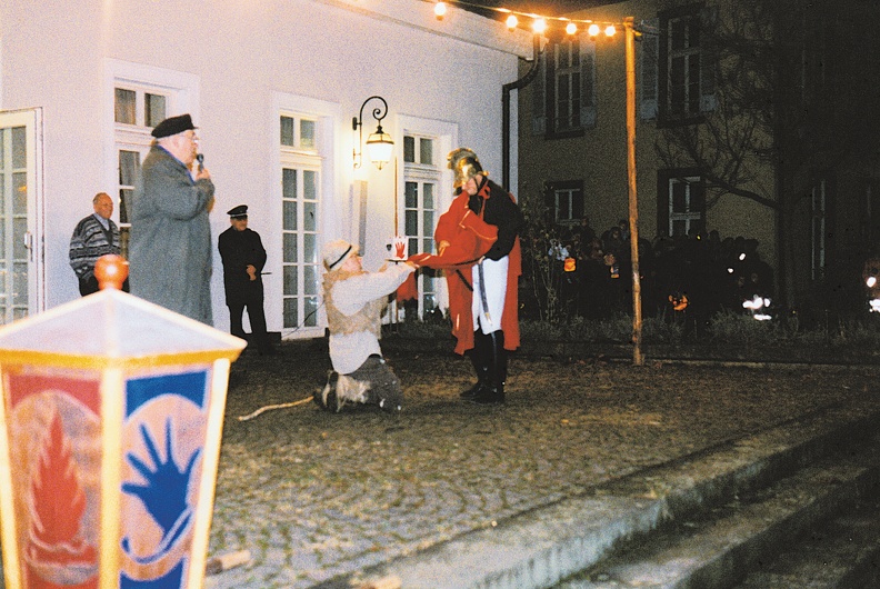 Der traditionelle Martinszug in Handschuhsheim am St. Martinstag im November 2003, Abschluß im Grahampark, St. Martin zerteilt seinen Mantel. Archiv Bild1427.jpg