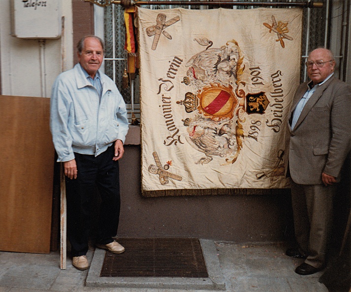Auflösung der Kyffhäuser-Kameradschaft Handschuhsheim am 16.5.1990. Die letzten Traditionsfahnen der Kameradschaft Handschuhsheim gehen an das Militärhistorische Museum Schloss Rastatt. links Josef Grüber, rechts Willy Kücherer, Archiv, rotes Album Bild1485.jpg
