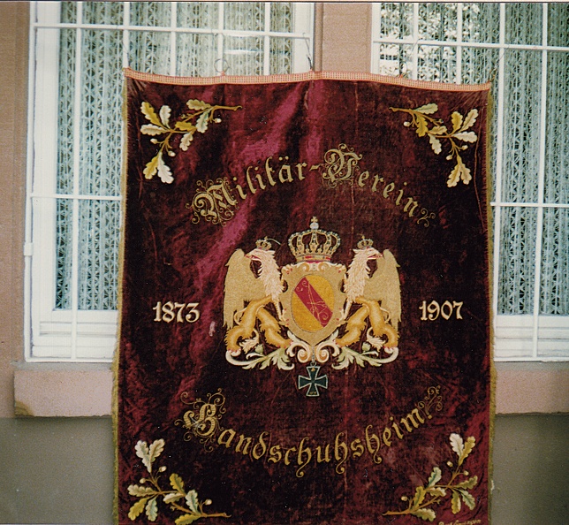 Auflösung der Kyffhäuser-Kameradschaft Handschuhsheim am 16.5.1990. Die letzten Traditionsfahnen der Kameradschaft Handschuhsheim gehen an das Militärhistorische Museum Schloss Rastatt. Archiv, rotes Album Bild1487.jpg
