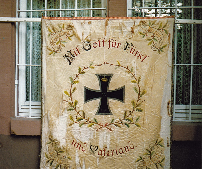 Auflösung der Kyffhäuser-Kameradschaft Handschuhsheim am 16.5.1990. Die letzten Traditionsfahnen der Kameradschaft Handschuhsheim gehen an das Militärhistorische Museum Schloss Rastatt. Archiv, rotes Album Bild1488.jpg
