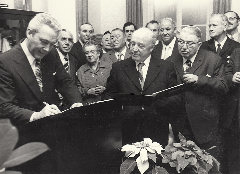 Neujahrsempfang 1976 im Alten Rathaus. OB Reinhold Zundel und Willy Kücherer, 1.Vors. des Stadtteilvereins unterzeichnen die Nutzungsurkunde für das Alte Rathaus.
Archiv, Ordner 1976, Stahlschrank Bild1554.jpg