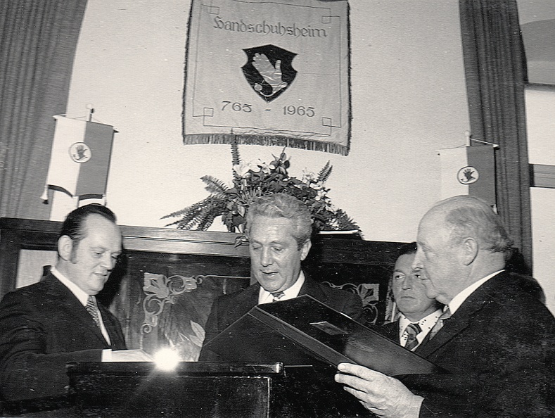 Neujahrsempfang 1976 im Alten Rathaus. OB Reinhold Zundel und Willy Kücherer, 1.Vors. des Stadtteilvereins unterzeichnen die Nutzungsurkunde für das Alte Rathaus.
Archiv, Ordner 1976, Stahlschrank Bild1555.jpg