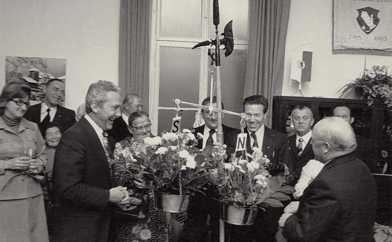 Neujahrsempfang 1976 im Alten Rathaus. OB Reinhold Zundel erhält ein sinniges Geschenk, eine Waage in Schieflage. Hinweis auf stiefmütterliche Behandlung Handschuhsheims. Rechts v. Zundel: Sophie Kraft, Schorsch Schubert, Eugen Holl.
Archiv, Ordner 1976, Stahlschrank Bild1556.jpg