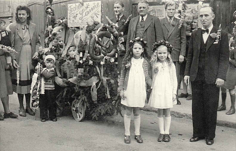 Der erste Martinszug nach dem Kriege 1953 in Handschuhsheim. Ausgeführt vom Verein Frohe Laune gegründet durch Wilhelm Lulay, 1.Vors., Frau Emmert, Frau Kessler, die Herren Schaller, Leibfried, Kessler. Vereinslokal Gasthaus z.Roten Ochsen.
Archiv, Ordner Bilder, Stahlschrank Bild1567.jpg