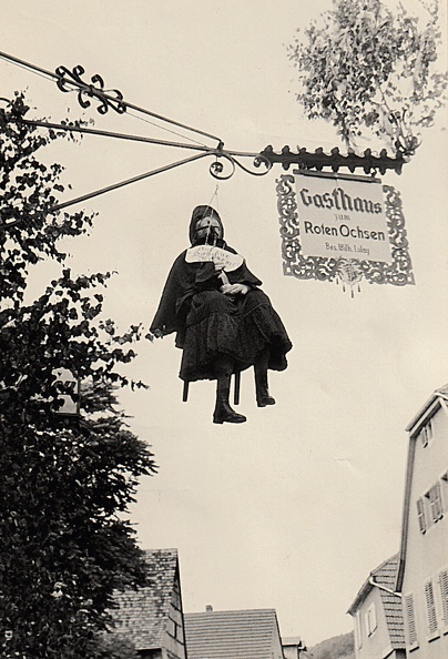 Der Verein Frohe Laune reaktiviert nach dem Kriege die Kerwe.
Kerweschlumpel 1953 auf einem Stuhl sitzend am Gasthausschild zum Roten Ochsen.
Archiv, Ordner Bilder, Stahlschrank Bild1568.jpg