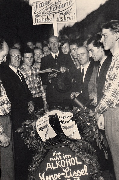 Die Kerweschlumpel wird vom Verein Frohe Laune zu Grabe getragen. 1953, Umzug der Trauergemeinde mit Kerwepfarrer Fritz Koppert.
Der Verein Frohe Laune wurde 1963 wieder aufgelöst. Bild1569.jpg