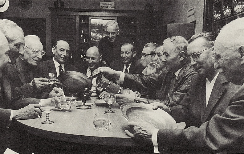 Stammtisch im Gasthaus Badischer Hof zur Zeit der 1200-Jahrfeier 1965
3.v.l. Schlossermeister Jakob Rück, 2.v.r Friedr.Jung, Theo Miltner, 5. Gg. Pfeiffer
Archiv Bild0310.jpg